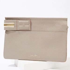 👜 India Hicks Big Zipper Leather Clutch – Taupe Pebbled Leather